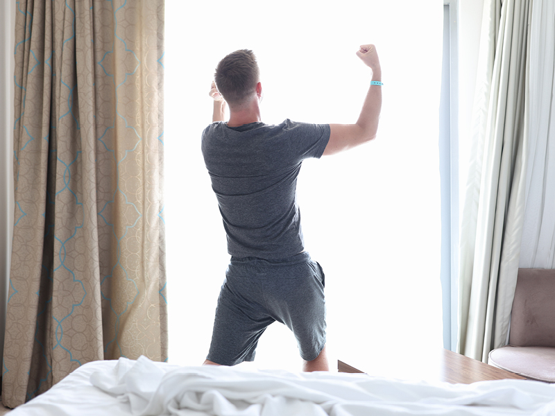 Resilienz: Mann ballt Fäuste vor Fenster