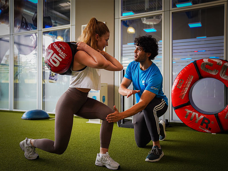 VeniceBeach Trainer erklärt Körperhaltung beim Training